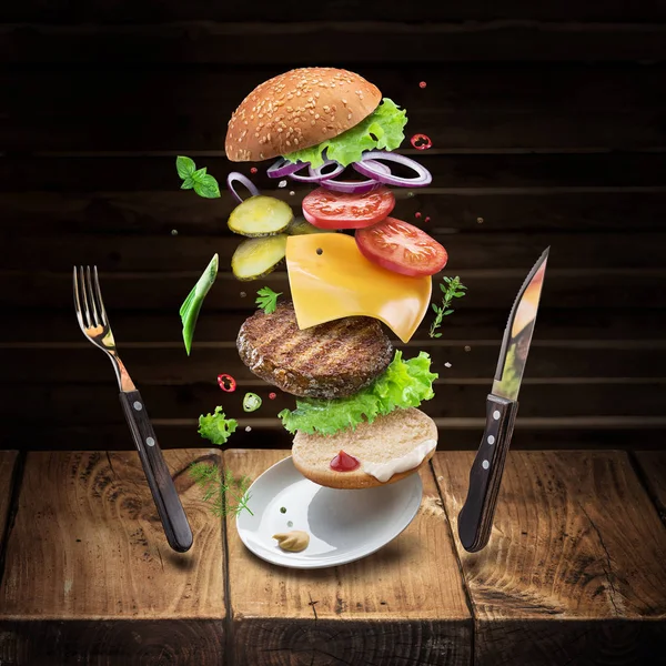 Hamburger ingrediënten vallen één voor één te creëren van een perfecte — Stockfoto