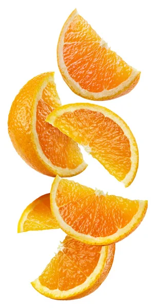 Fatias de laranja no ar. Arquivo contém caminhos de recorte . — Fotografia de Stock