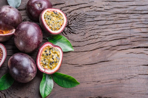 Passionsfrüchte und ihr Querschnitt mit Fruchtsaft gefüllt mit Witz — Stockfoto