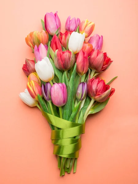 Tulipán, a fehér háttér színes csokor. — Stock Fotó