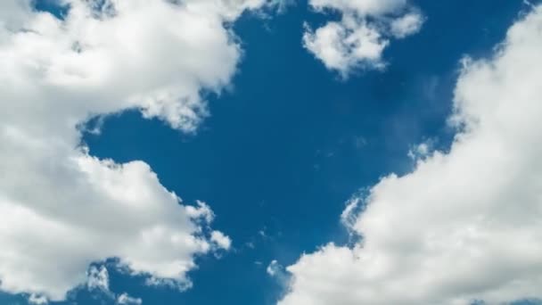 Белые Облака Плавают Голубом Летнем Небе Time Time Motion Video — стоковое видео