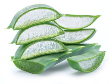 Aloe Vera 'nın beyaz arka planda taze dilimleri var. Makro.