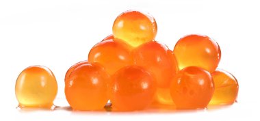 Beyaz arka plan üzerinde birkaç somon yumurtalar. Makro resim. 