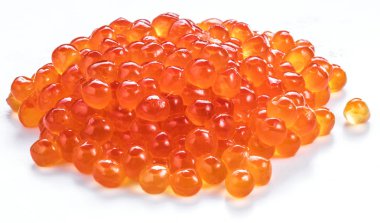 Beyaz zemin üzerine kırmızı havyar. Üstten görünüm. Makro resim.