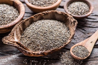 Eski ahşap masa üzerinde farklı yemekler Chia tohum. Üstten Görünüm.