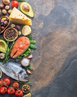 Ham dorado balık ve somon steak baharat ve sebzeler t