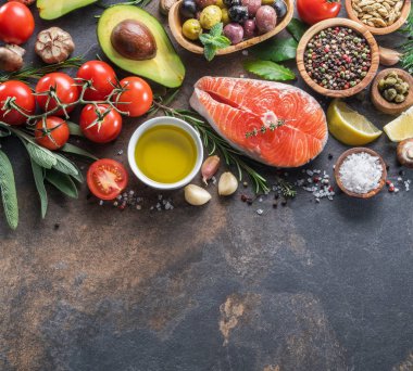 Baharatlar ve sebzeler grafit yönetim kurulu ile Çiğ somon.