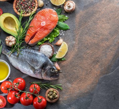 Ham dorado balık ve somon steak baharat ve sebzeler t