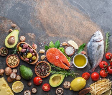 Ham dorado balık ve somon steak baharat ve sebzeler t