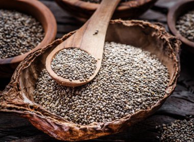 Eski ahşap masa üzerinde organik yemek Chia tohum. Üstten Görünüm.