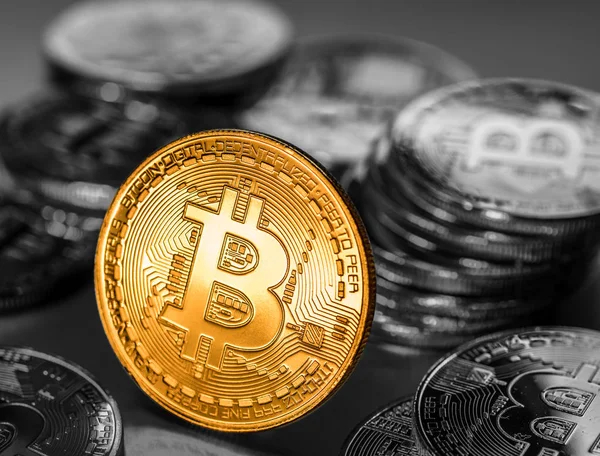 Bitcoins físicos brillantes. Tecnología Blockchain . — Foto de Stock