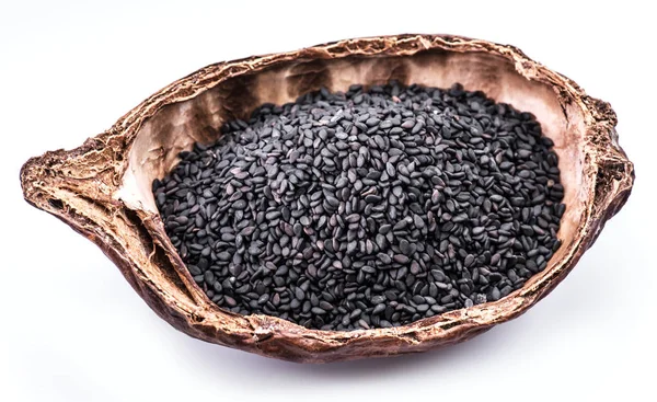 Czarne nasiona sezamu w organicznej misce na białym tle. Do góry — Zdjęcie stockowe