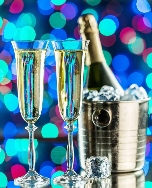 Glazen Champagne en champagnefles op ijs op de bokeh ba — Stockfoto