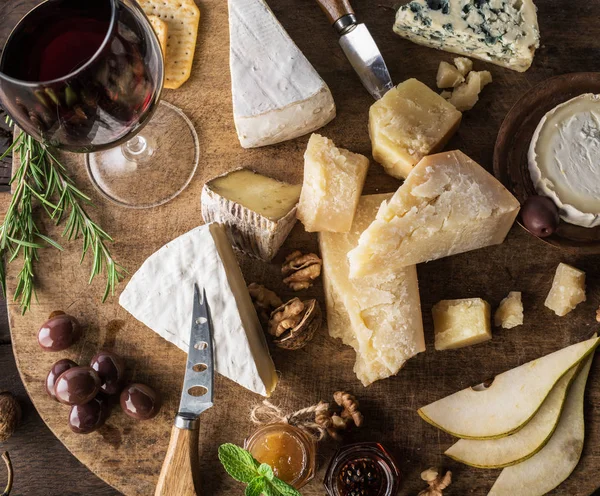 Talerz serów z ekologiczne sery, owoce, orzechy i wina na wo — Zdjęcie stockowe