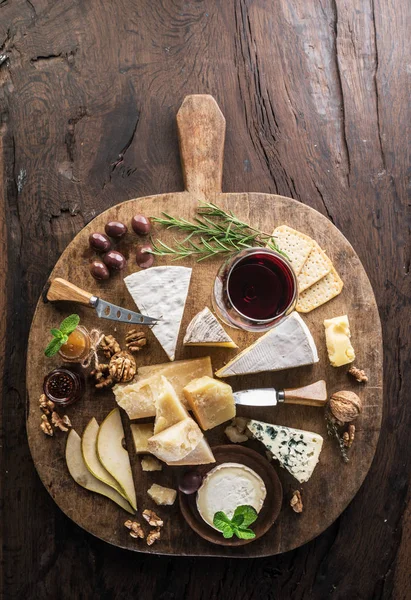 Peynir tabağı ile organik peynir, meyve, fındık ve wo şarap