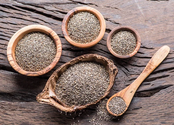 Eski ahşap masa üzerinde farklı yemekler Chia tohum. Üstten Görünüm.