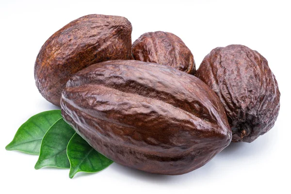 Cacao peulen met cacao bladeren geïsoleerd op een witte achtergrond. — Stockfoto