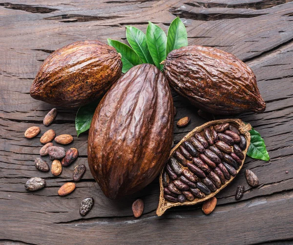 Cacaopod en cacaobonen op de houten tafel. Bovenaanzicht. — Stockfoto