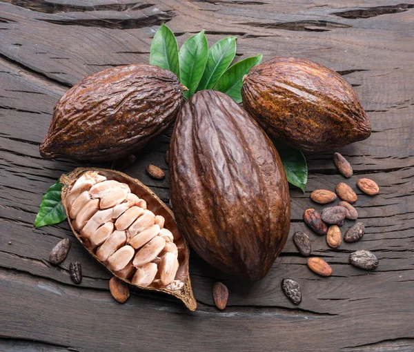 Kakaový lusk a kakaové boby na dřevěném stole. Horní pohled. — Stock fotografie