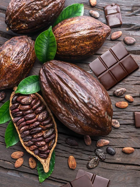 Kakao pod, kakao i czekolada na drewnianym stole. Top vi — Zdjęcie stockowe