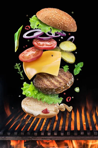 Hamburger összetevők esik le egy-egy létrehozásához a tökélet — Stock Fotó