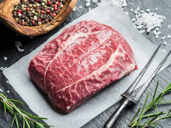 Le steak de la lame supérieure ou steak de bœuf sur le panneau de graphite avec elle — Photo