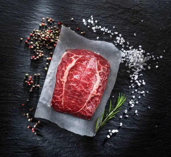 Das Top Blade Steak oder Rindfleisch Steak auf dem Graphitbrett mit ihr — Stockfoto