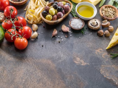 Makarna, baharatlar ve sebzeler. Popüler Akdeniz veya İtalyan f