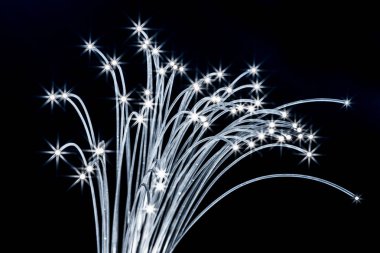 Uçları ışıklar ile optik liflerin paketi. Siyah backgrou