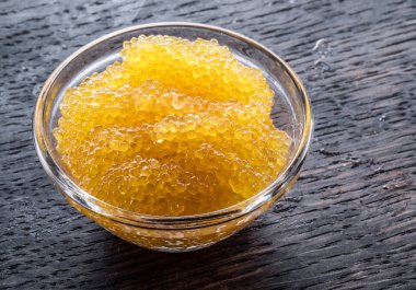 Pike havyar veya ahşap zemin üzerine kapta karaca.