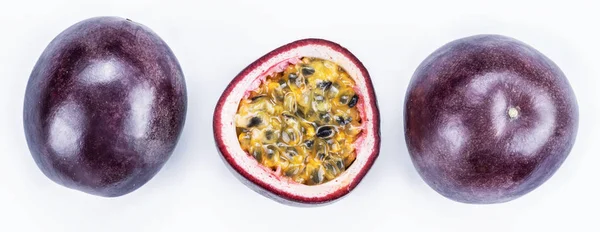 Set of two passion fruits and its cross section with pulpy juice — Stock Photo, Image