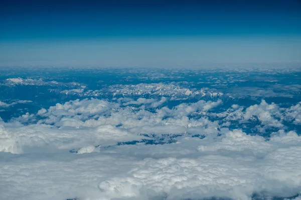 Nubes pesadas blancas en el cielo azul. Paisaje nuboso panorámico por encima de t —  Fotos de Stock