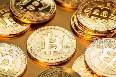 Altın arka plan üzerinde parlak fiziksel bitcoins. Blockchain technol