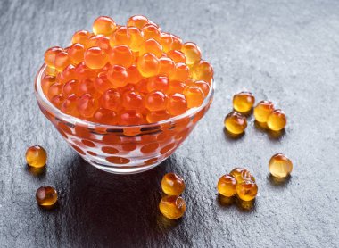 Kase gri grafit arka plan üzerinde kırmızı havyar.