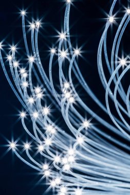 Uçları ışıklar ile optik liflerin paketi. Mavi artalan