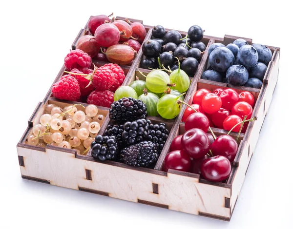 白い背景の上の木箱にカラフルな果実。トップ ビュー. — ストック写真