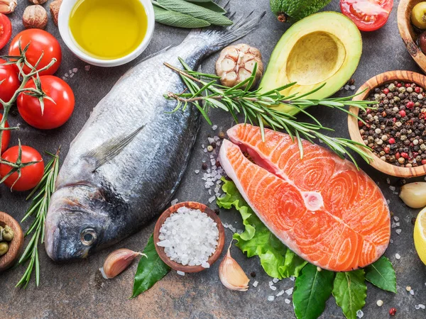 Pescado dorado crudo y filete de salmón con especias y verduras en t — Foto de Stock