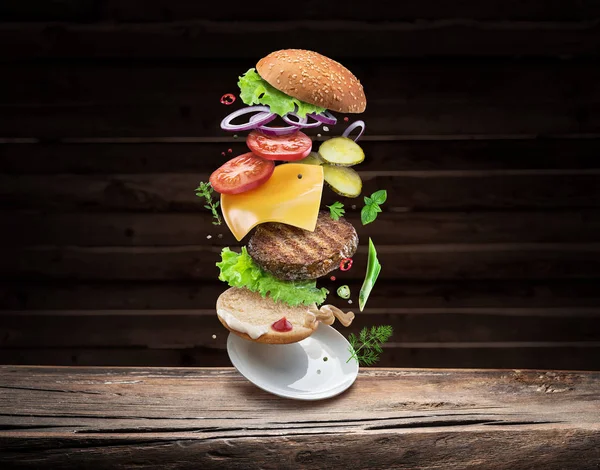 Hamburger összetevők esik le egy-egy létrehozásához a tökélet — Stock Fotó
