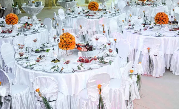 Table de vacances décorée avec des fleurs et des bougies . — Photo