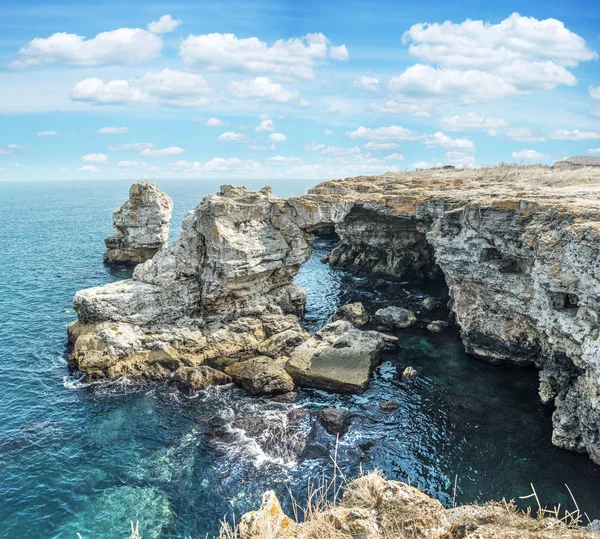 Skalnatý řádek Černého moře. Krásná obloha na pozadí — Stock fotografie