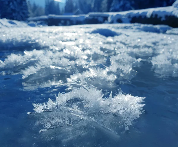 Flocons de neige comme des papillons de neige sur la rivière glacée gelée. Froid n — Photo