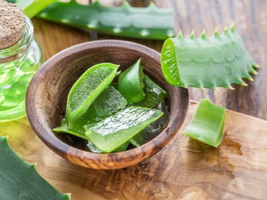 Taze aloe bırakır ve aloe jeli ahşap sekmesinde kozmetik kavanoza