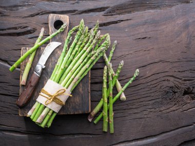 Yeşil genç kuşkonmaz ahşap masaya filizlenir. Üstten Görünüm.