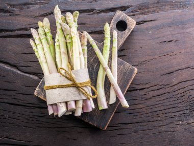 Beyaz taze kuşkonmaz ahşap masaya filizlenir. Kraliyet sebze. 