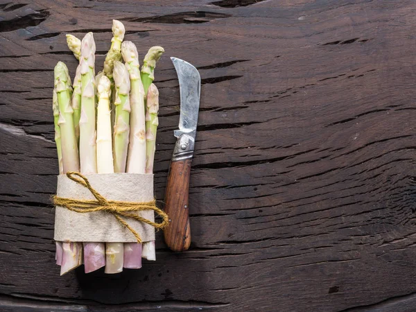 Auf dem Holztisch sprießt weißer frischer Spargel. Königsgemüse. — Stockfoto