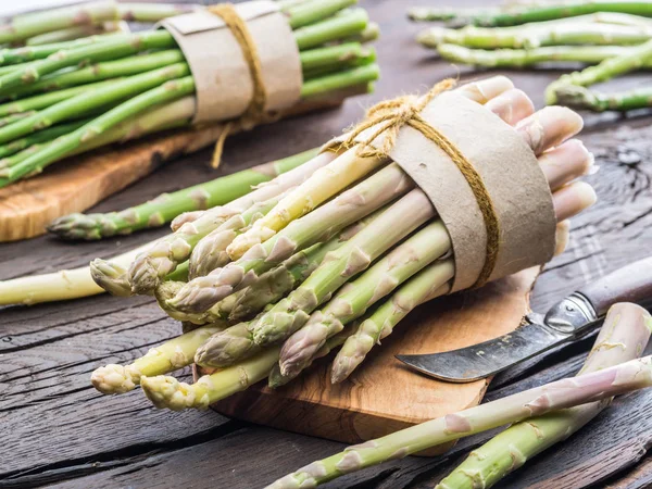 Tipi verdi e bianchi di germogli di asparagi su tavolo di legno. Inizio pagina — Foto Stock