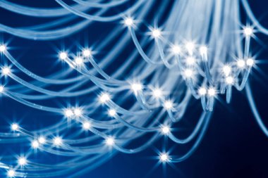 Uçları ışıklar ile optik liflerin paketi. Mavi artalan