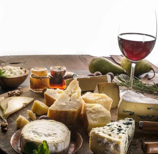 Ostbricka med ekologiska ostar, frukter, nötter och vin. Tast — Stockfoto