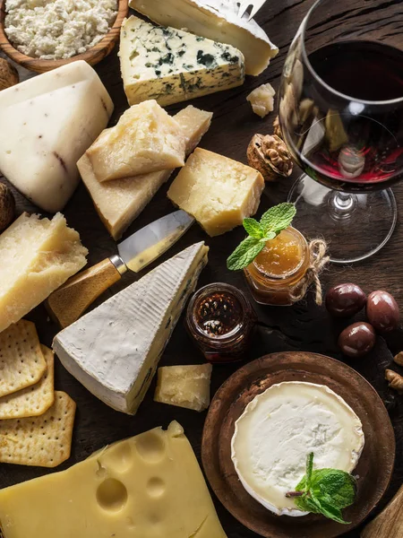 Plateau de fromage avec fromages bio, fruits, noix et vin sur wo — Photo