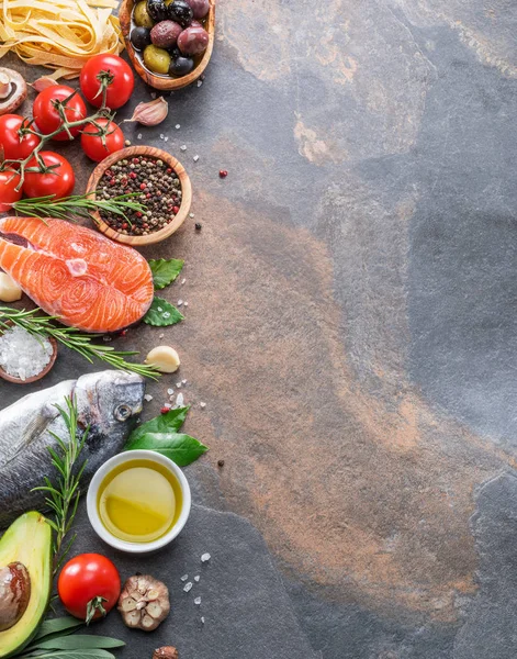 Pescado dorado crudo y filete de salmón con especias y verduras en t — Foto de Stock